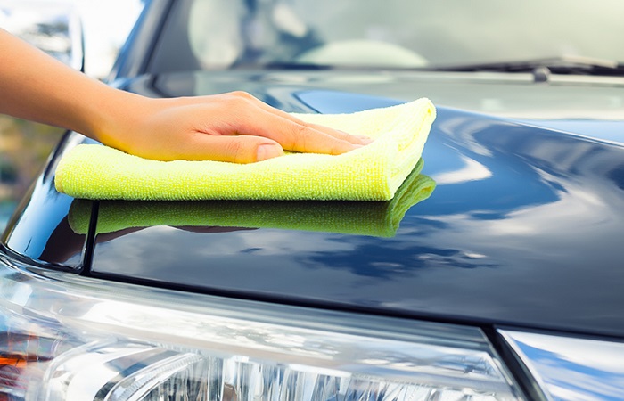 Khăn lau xe ô tô đang được sử dụng trên bề mặt xe