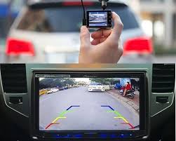 Minh họa về màn hình camera lùi hiển thị phía sau xe