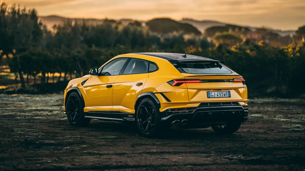 Hình ảnh so sánh Lamborghini Urus S, Urus SE và Urus Performante, thể hiện sự đa dạng về hiệu suất và thiết kế.