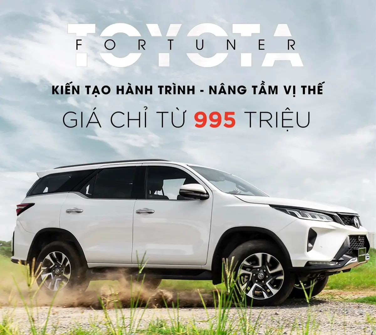 Ảnh bảng giá xe Toyota Fortuner cũ trên một trang web hoặc giấy tờ.