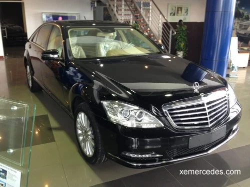 Hình ảnh bảng thông số kỹ thuật chi tiết của các phiên bản Mercedes S300, bao gồm động cơ, kích thước và hiệu suất.