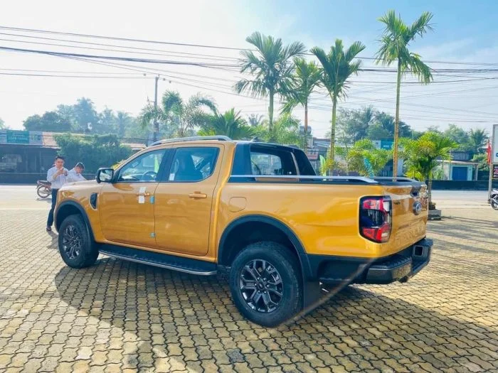 Kỹ thuật viên đang kiểm tra động cơ xe Ford Ranger Wildtrak tại trung tâm bảo dưỡng.
