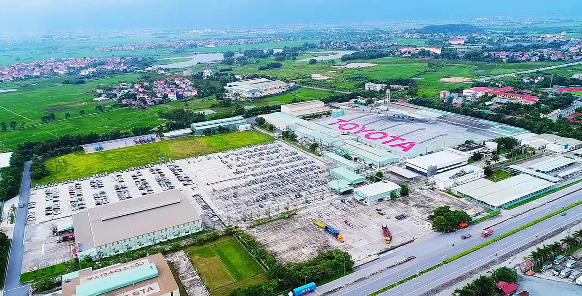 Hình ảnh nhà máy Toyota tại Nhật Bản, minh họa quy trình sản xuất hiệu quả.