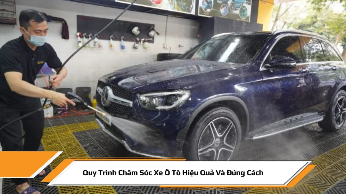 Người đang rửa xe ô tô màu đen bằng phương pháp hai xô và khăn microfiber.