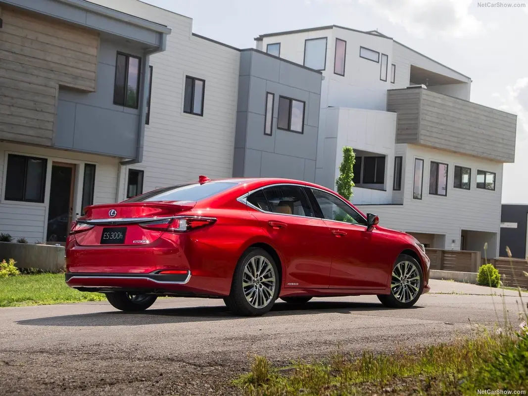 Infographic chi phí lăn bánh Lexus ES 250 tại Việt Nam năm 2026