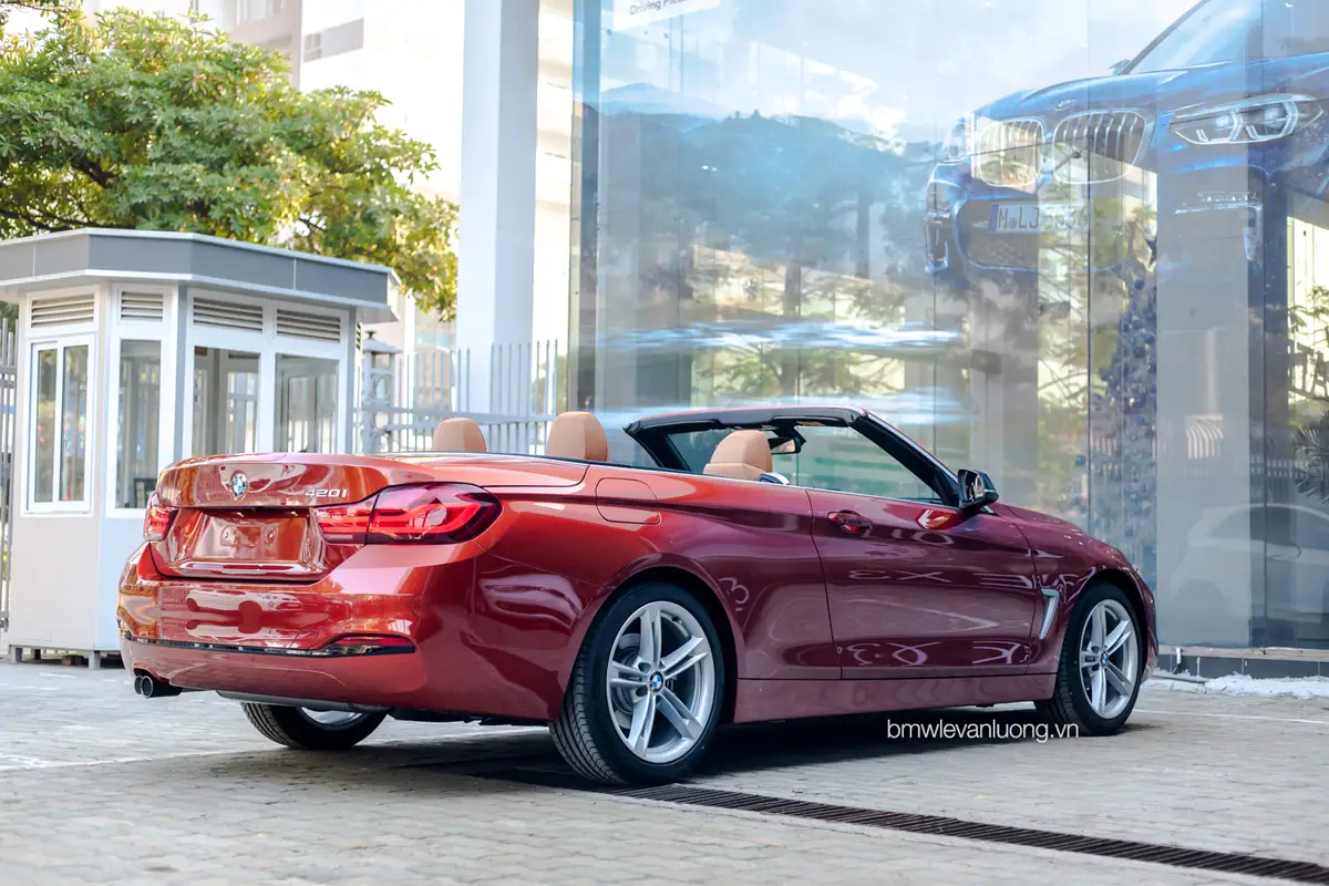 Ngoại thất BMW 420i Mui Trần 2026 màu xanh