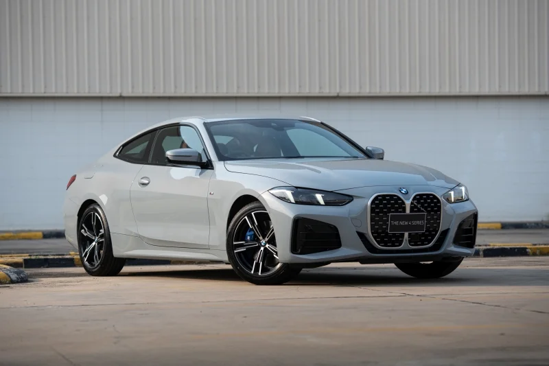 Ngoại thất BMW 420i Mui Trần 2026 màu xanh với gói M Sport và mui mềm đóng