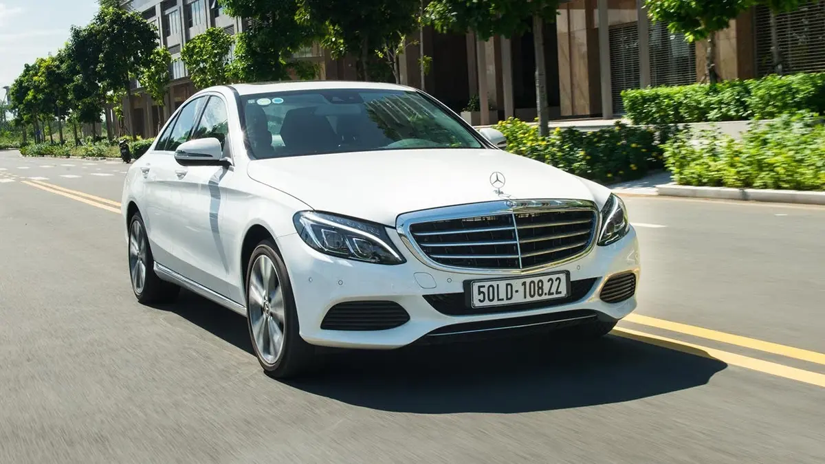 Hình ảnh bảng điều khiển xe Mercedes C250, tượng trưng cho các vấn đề kỹ thuật thường gặp.
