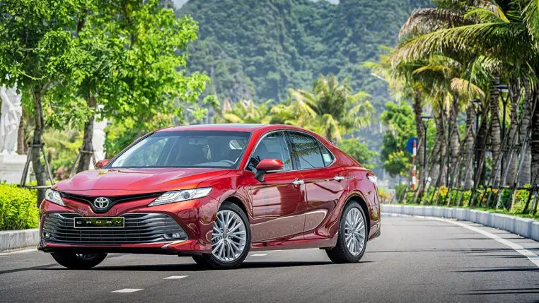 Hình ảnh các yếu tố định giá xe Toyota Camry 2.5 2019 cũ, bao gồm số km, tình trạng xe, lịch sử bảo dưỡng và phiên bản.