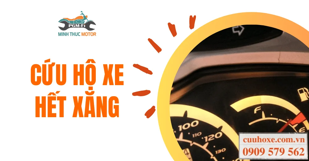 Xe ô tô hết xăng đang chờ cứu hộ trên đường cao tốc.