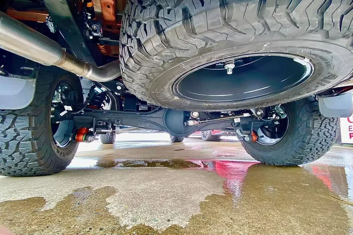 Hệ thống giảm xóc FOX 2.5 inch màu xanh trên Ford Ranger Raptor 2026