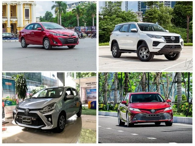 Chuyên gia đang kiểm tra động cơ xe Toyota cũ tại đại lý