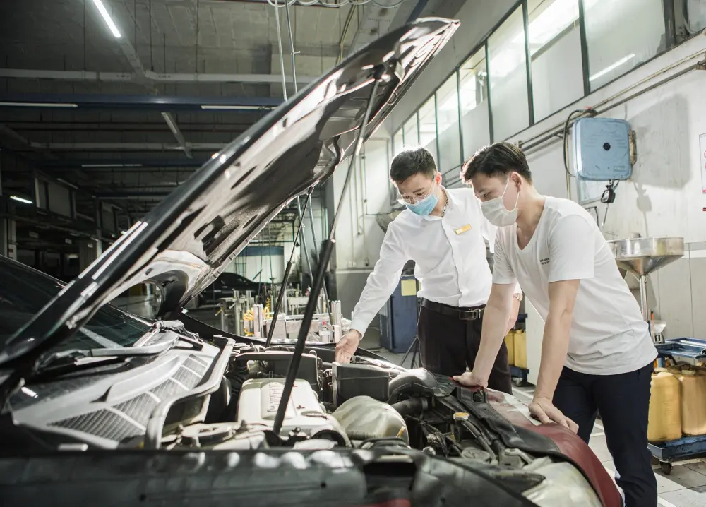 hình ảnh quy trình kiểm tra xe 7 chỗ cũ chuyên nghiệp