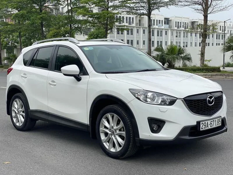 Một người đang kiểm tra động cơ của chiếc Mazda CX-5 2019 cũ.