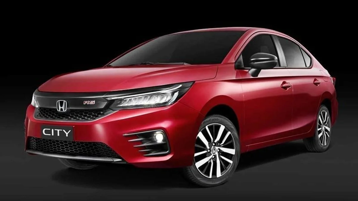 Hình ảnh một người đang kiểm tra động cơ xe Honda City cũ với chuyên gia.