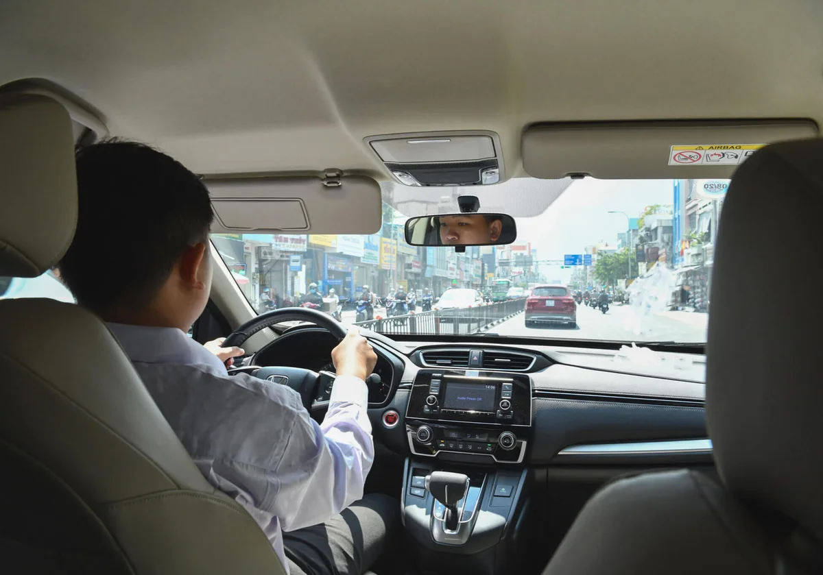Hình ảnh người đang kiểm tra động cơ hoặc nội thất xe Toyota Fortuner