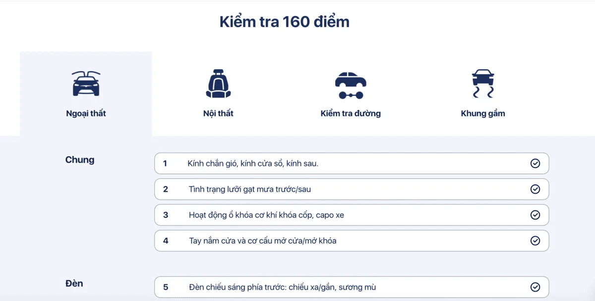 Kỹ thuật viên đang kiểm tra động cơ xe Toyota cũ theo quy trình
