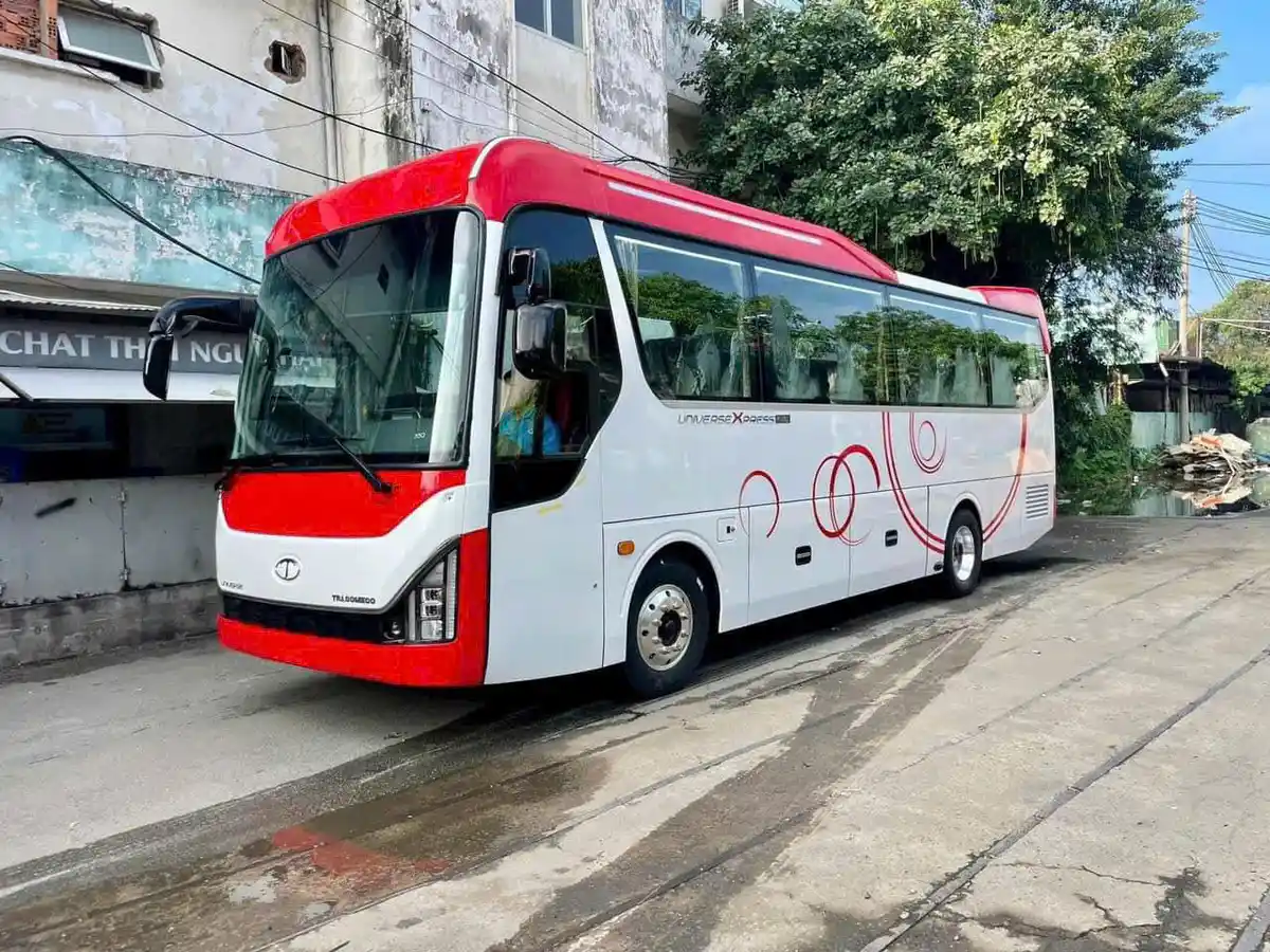 Hình ảnh người đang nghiên cứu tài liệu về các dòng xe khách, đưa ra lời khuyên cho việc mua xe 29 chỗ Tracomeco.