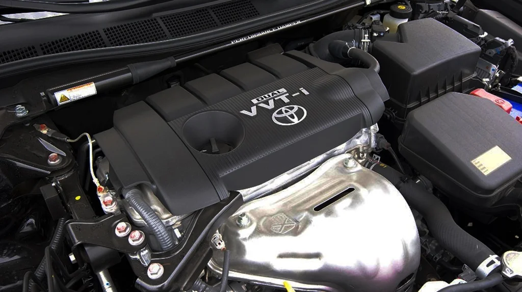 Cận cảnh động cơ 2.0L Dual VVT-i của Toyota Camry 2.0E 2016