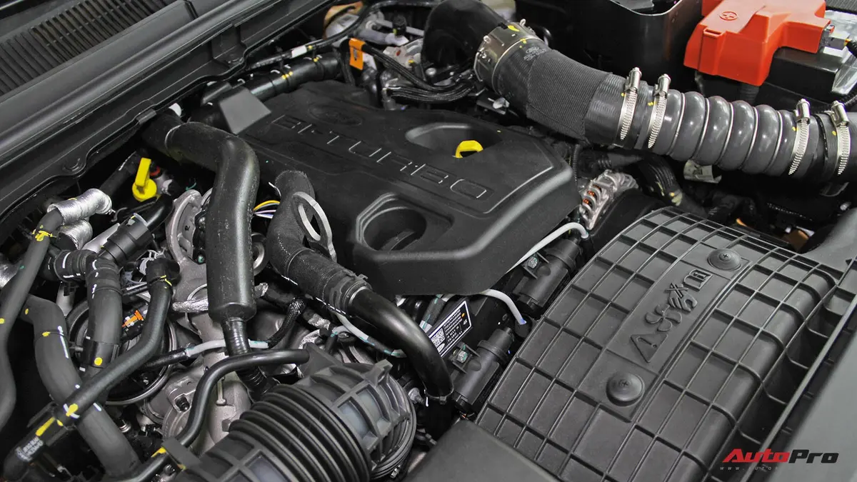 Ảnh cận cảnh động cơ Ford EcoBlue Bi-Turbo 2.0L của Ranger Wildtrak.