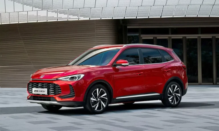 Hình ảnh xe MG đang lăn bánh trên đường phố Việt Nam, thể hiện sự phổ biến của thương hiệu.