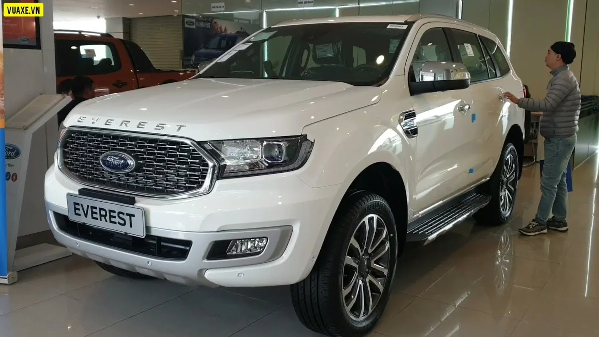 Ford Everest 2022 Titanium 4X4 màu xanh đang di chuyển trên đường đất gồ ghề, có bụi bay lên.