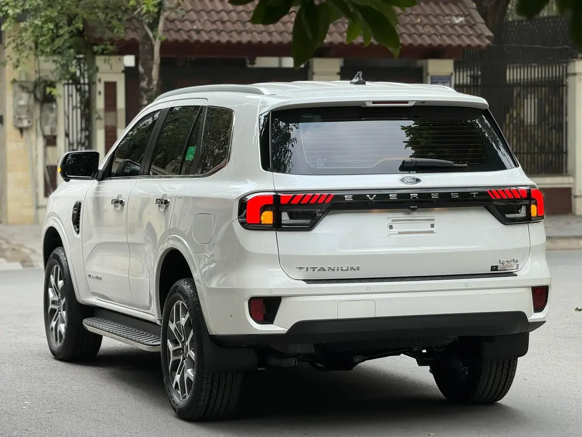 Ford Everest 2022 Titanium 4X4 màu trắng đậu ven đường, cho thấy thiết kế ngoại thất mới.