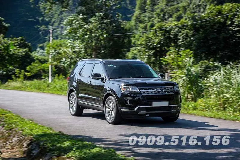 Hình ảnh xe Ford Explorer 2019 màu trắng chạy trên đường phố Việt Nam.