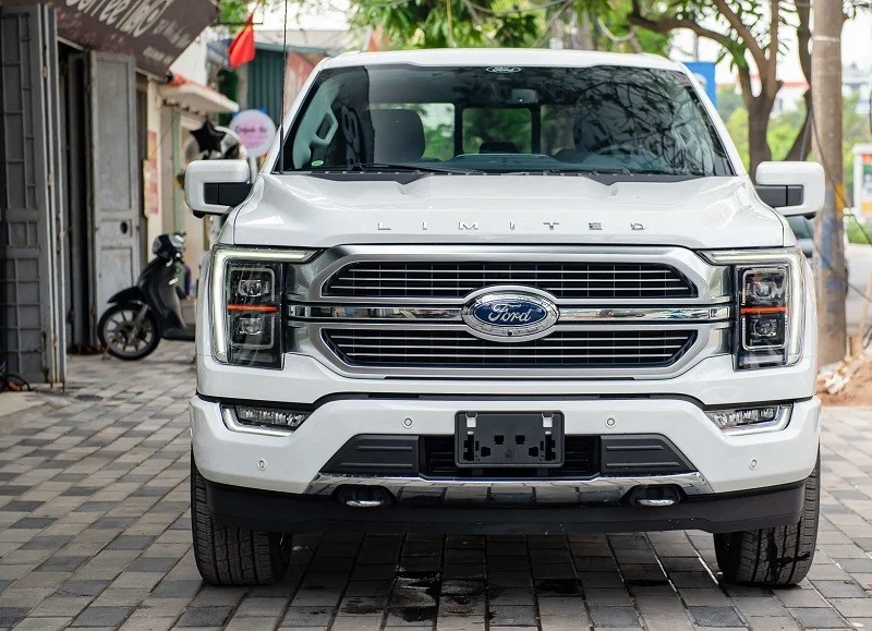 Ford F-150 di chuyển trên đường phố Việt Nam