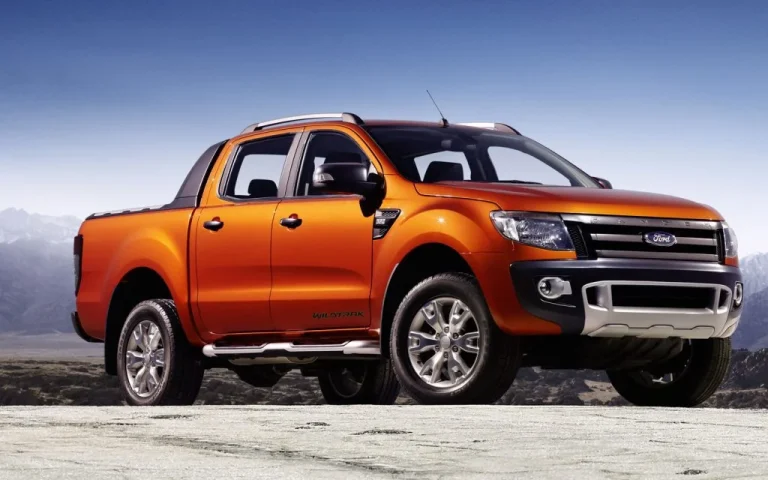 Hình ảnh xe Ford Ranger 2014 màu trắng, dòng Wildtrak, đang chạy trên đường, thể hiện sự mạnh mẽ, hầm hố.