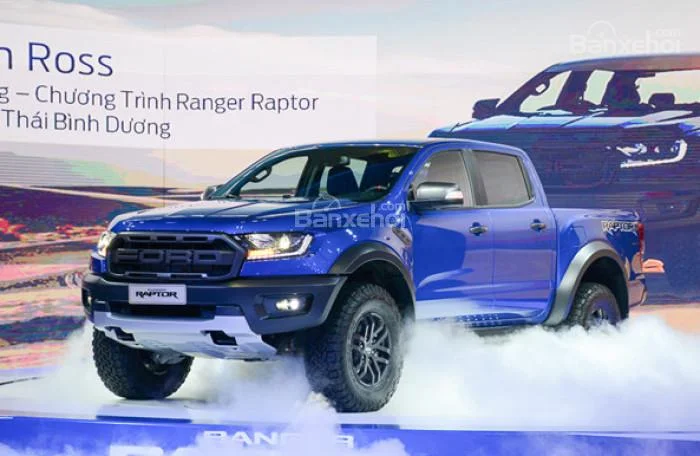 Ford Ranger Raptor 2026 màu cam đứng cạnh Toyota Hilux GR Sport và Chevrolet Colorado ZR2