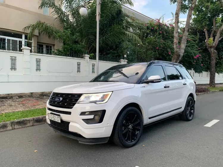 Hình ảnh một gia đình đang vui vẻ trên Ford Explorer 2019 trong một chuyến dã ngoại.