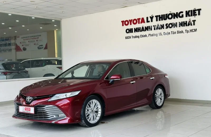 Hình ảnh minh họa một người đang tìm kiếm thông tin về xe Toyota Camry 2.5 2019 cũ trên máy tính hoặc điện thoại, thể hiện việc tìm hiểu các câu hỏi thường gặp (FAQ).