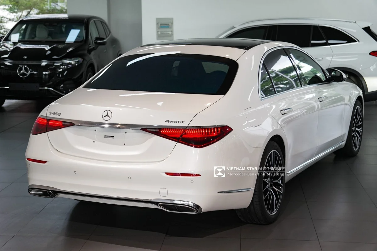 Biểu tượng hỏi đáp FAQ trên nền hình ảnh xe Mercedes S450 2026.