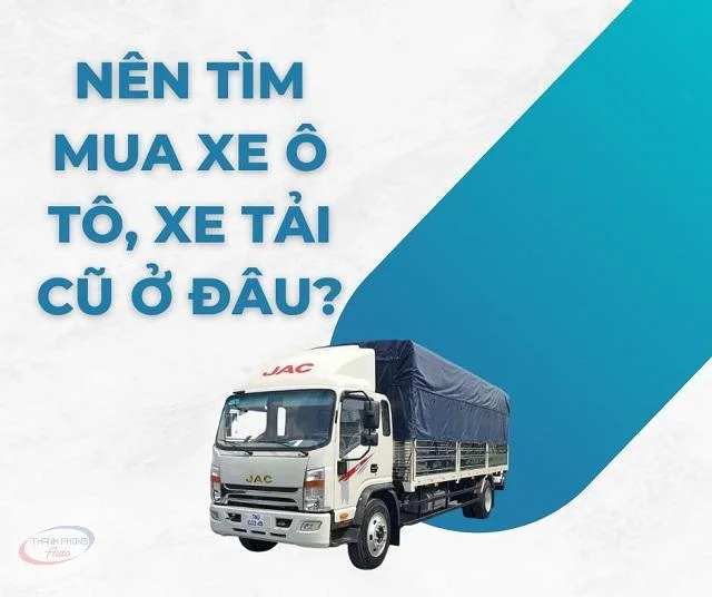 Hình ảnh một nhóm người đang thảo luận xung quanh chiếc xe bán tải cũ, một người đang giơ tay đặt câu hỏi, thể hiện không khí trao đổi thông tin.