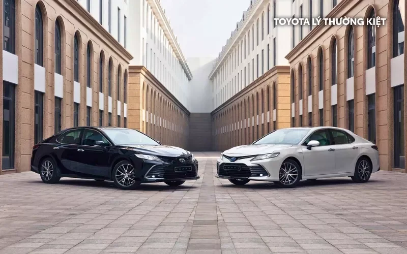 Các mẫu xe Toyota Vios, Corolla Cross, Fortuner trên đường phố Việt Nam.