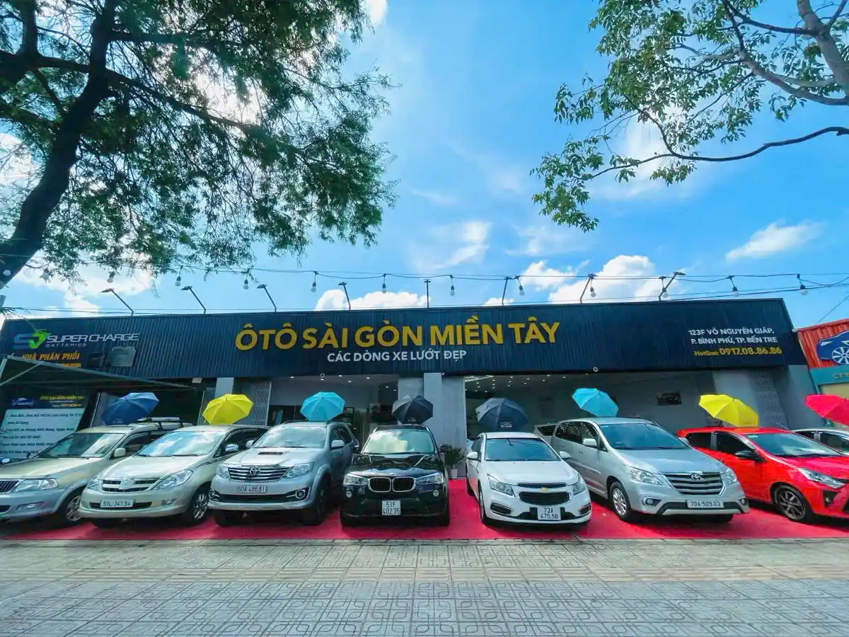 Hình ảnh một chiếc ô tô màu trắng sáng bóng, cửa xe mở hé, nội thất còn rất mới, tượng trưng cho xe lướt chất lượng cao.