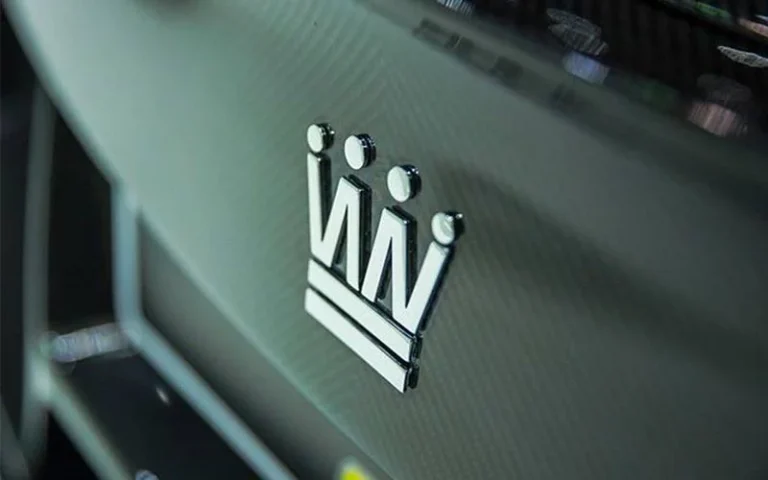 Logo xe hơi hình vương miện, đại diện cho quyền lực và sự sang trọng trong ngành ô tô.