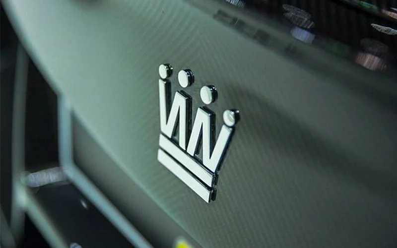 Logo xe hơi hình vương miện, đại diện cho quyền lực và sự sang trọng trong ngành ô tô.