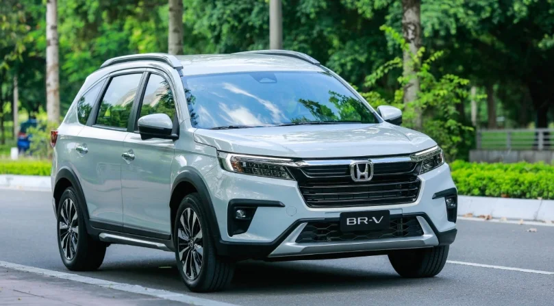 Honda BR-V 2026 màu trắng đỗ trước cảnh quan đô thị, nhấn mạnh vẻ ngoài hiện đại và mạnh mẽ.