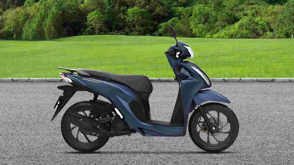 Honda Vision 2023 đang chạy trên đường phố