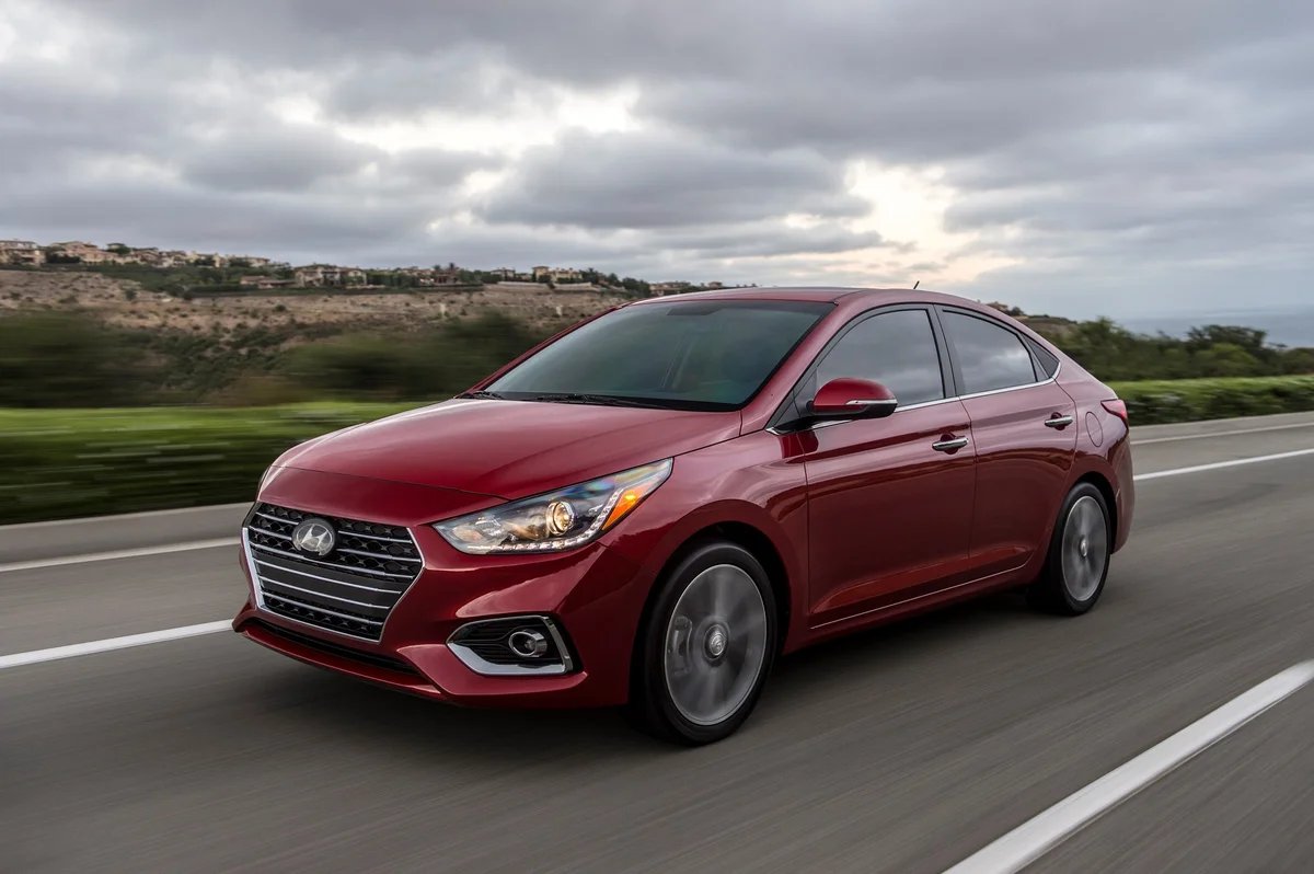 Hình ảnh xe Hyundai Accent 1.4 MT Tiêu Chuẩn 2019 màu bạc đang chạy trên đường