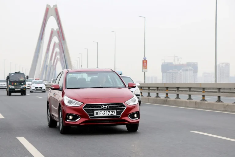 Hình ảnh xe Hyundai Accent 2019 màu trắng trên đường phố Việt Nam, minh họa sức ảnh hưởng của mẫu xe này trên thị trường.