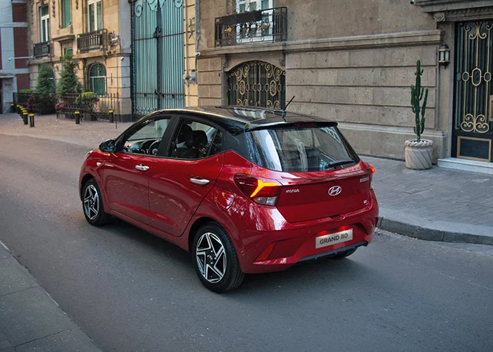 Hình ảnh tổng thể xe Hyundai Grand i10 2026 phiên bản Hatchback và Sedan