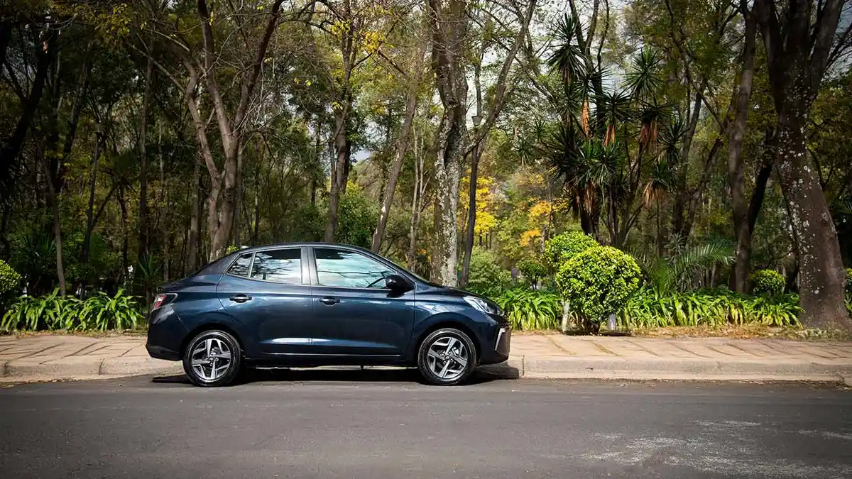 Hình ảnh cận cảnh nội ngoại thất Hyundai i10 Sedan 2026 đã qua 2 năm sử dụng, thể hiện độ bền và các dấu hiệu xuống cấp nhỏ.