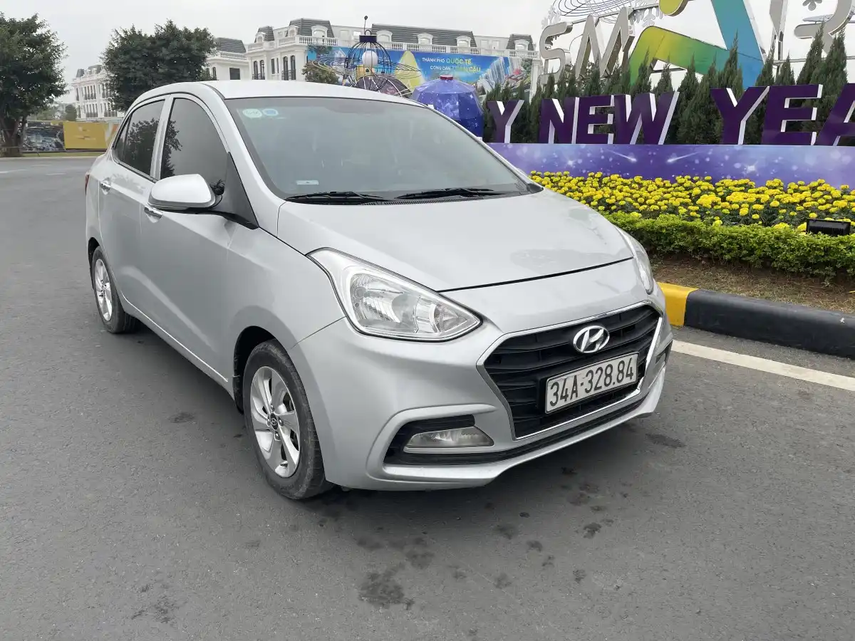 Hình ảnh Hyundai i10 số tự động cũ di chuyển trên đường, so sánh với các đối thủ cùng phân khúc.