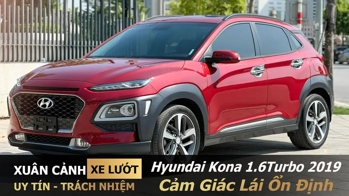 Người lái đang điều khiển Hyundai Kona 2019 trên đường phố