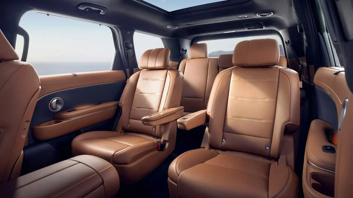 Hyundai Palisade 2026 màu trắng ngoại thất, SUV 7 chỗ hạng sang nhìn từ góc xéo phía trước.