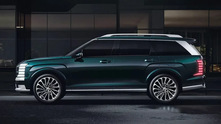 Hyundai Palisade 2026 màu trắng ngoại thất, SUV 7 chỗ hạng sang nhìn từ góc xéo phía trước.