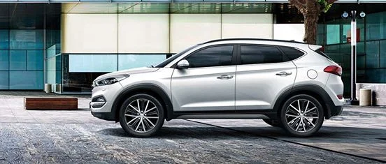Hyundai Tucson 2019 màu đen di chuyển trên đường